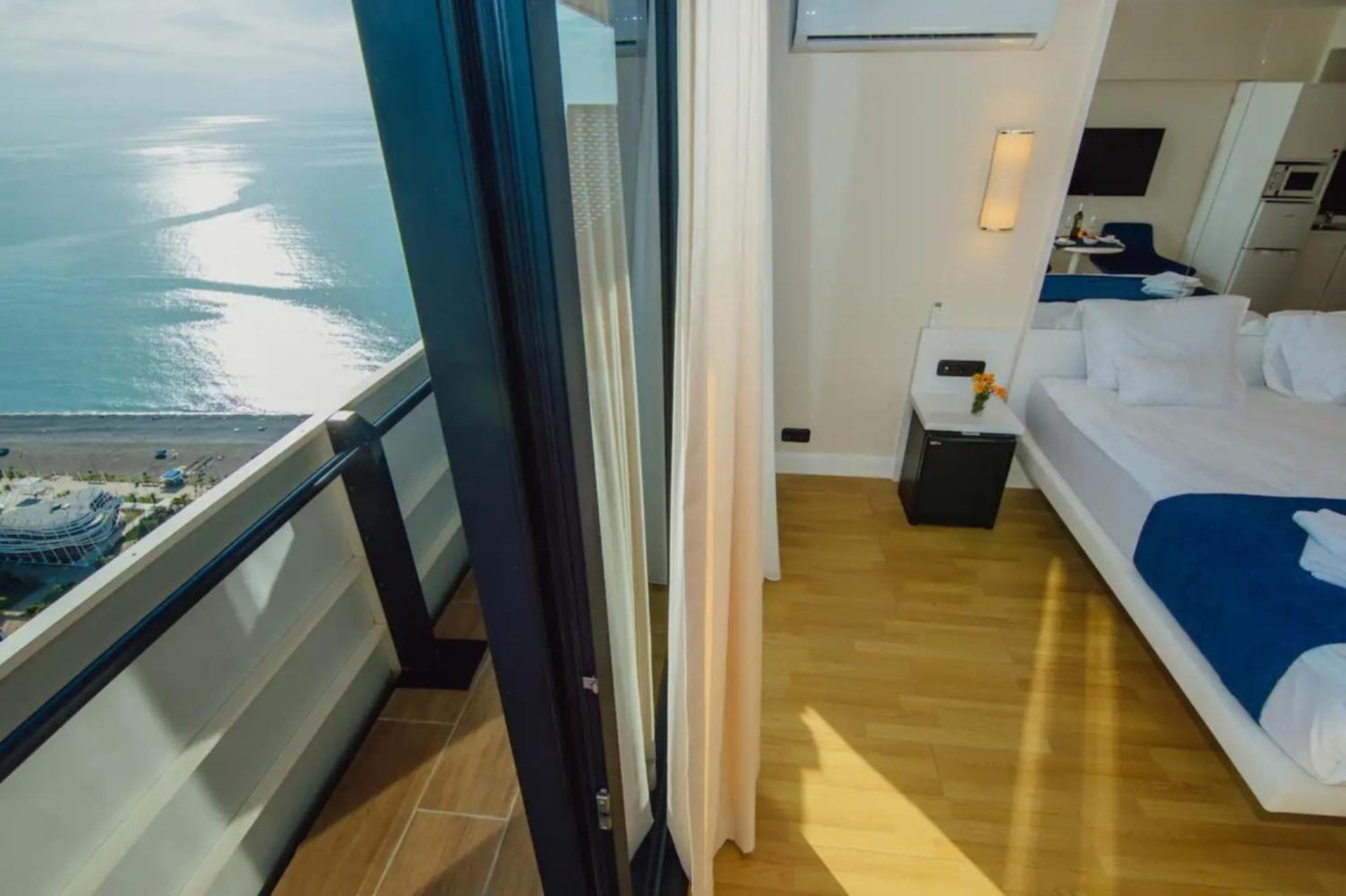 Relax And Unwind Premier Sea View Aparthotel In Батумі Екстер'єр фото